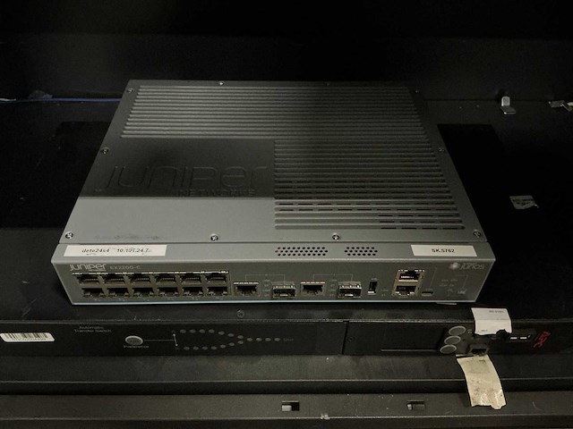 Juniper switch & apc by schneider (2x) - afbeelding 2 van  5