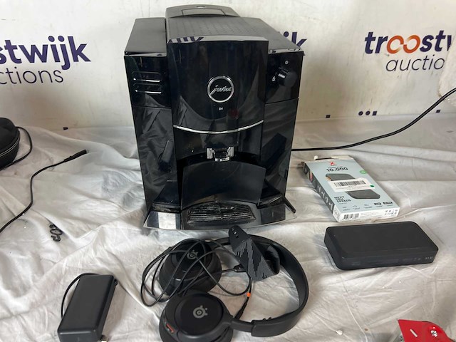 Jura d4 koffiemachine | anker powerbank | xtorm powerbank (2x)| steelseries koptelefoon - afbeelding 1 van  1