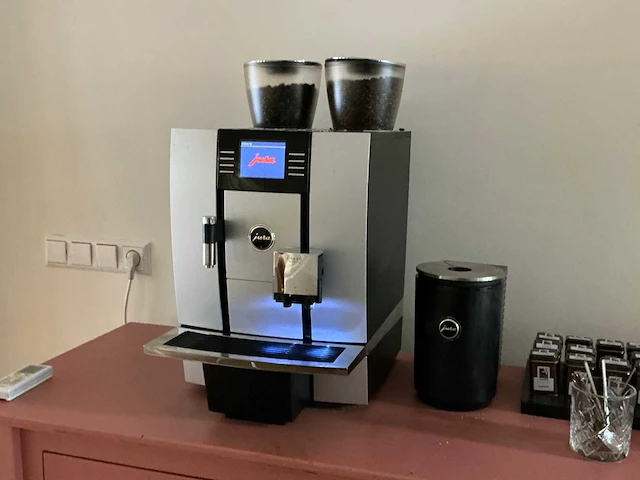 Jura giga x7c professional koffie- & espressomachine - afbeelding 1 van  8