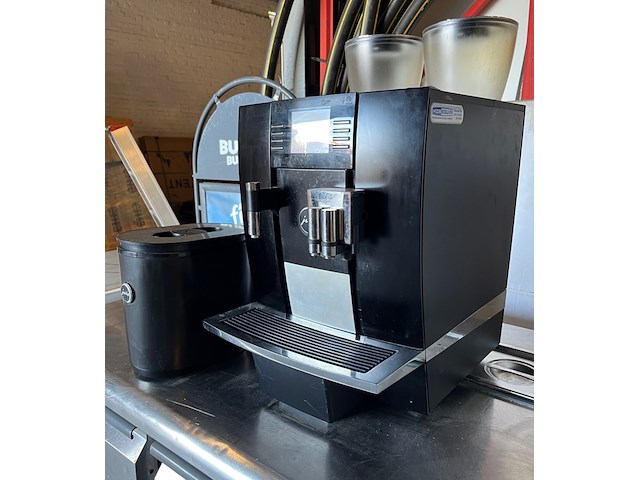 Jura giga x8c koffiemachine met vaste wateraansluiting en melkkoeler - afbeelding 1 van  8
