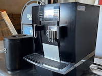 Jura giga x8c koffiemachine met vaste wateraansluiting en melkkoeler - afbeelding 1 van  8