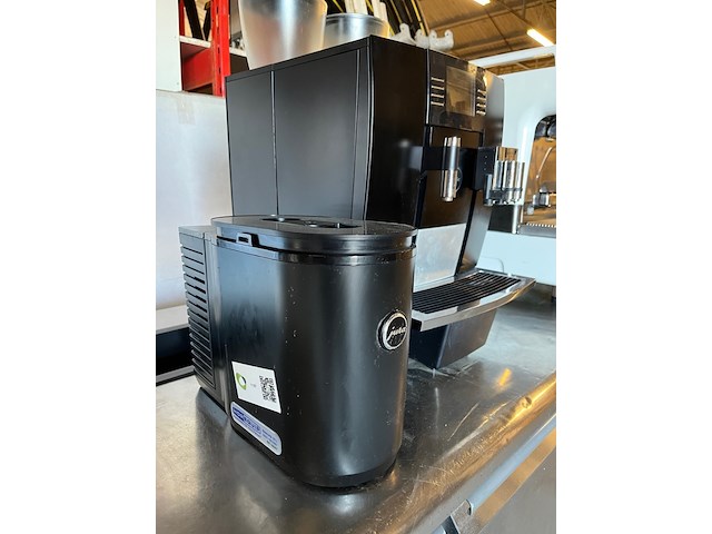 Jura giga x8c koffiemachine met vaste wateraansluiting en melkkoeler - afbeelding 4 van  8