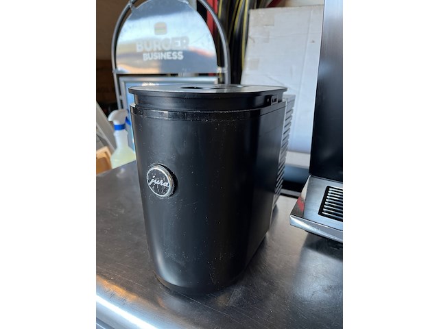 Jura giga x8c koffiemachine met vaste wateraansluiting en melkkoeler - afbeelding 5 van  8