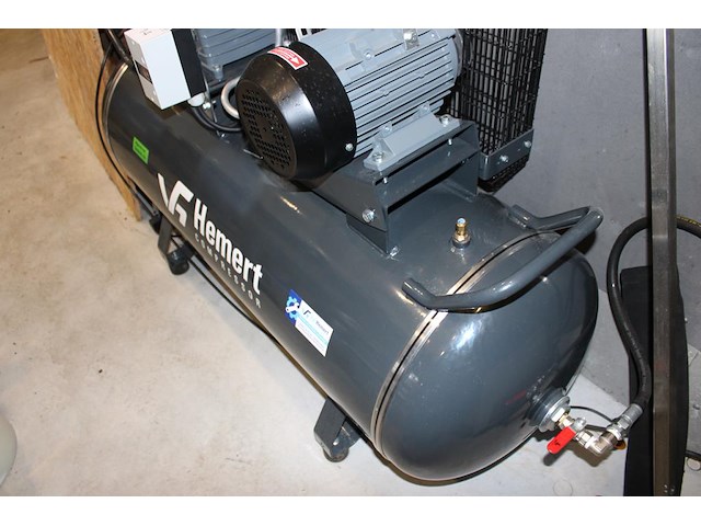 K001 complete mini brouwerijopstelling bestaande uit brouwhuis, 8 gistingstanks (deels gevuld), bottellijn,... combinatiekavel - afbeelding 5 van  14