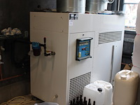 K001 complete mini brouwerijopstelling bestaande uit brouwhuis, 8 gistingstanks (deels gevuld), bottellijn,... combinatiekavel - afbeelding 6 van  14