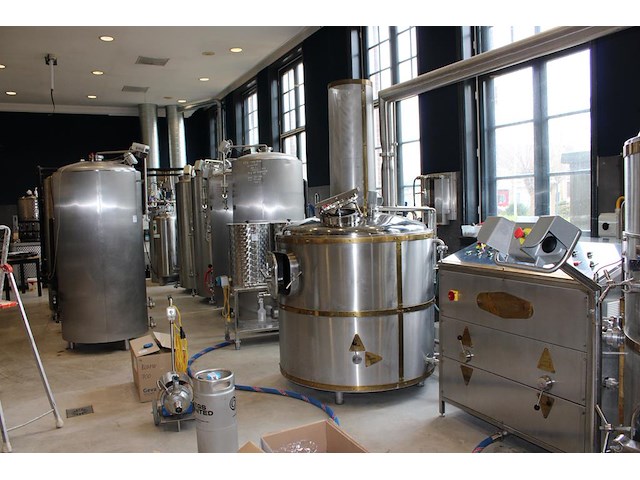 K001 complete mini brouwerijopstelling bestaande uit brouwhuis, 8 gistingstanks (deels gevuld), bottellijn,... combinatiekavel - afbeelding 1 van  14