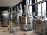 K001 complete mini brouwerijopstelling bestaande uit brouwhuis, 8 gistingstanks (deels gevuld), bottellijn,... combinatiekavel - afbeelding 1 van  14