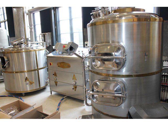 K001 complete mini brouwerijopstelling bestaande uit brouwhuis, 8 gistingstanks (deels gevuld), bottellijn,... combinatiekavel - afbeelding 7 van  14