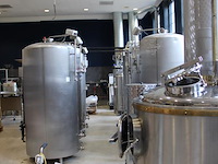 K001 complete mini brouwerijopstelling bestaande uit brouwhuis, 8 gistingstanks (deels gevuld), bottellijn,... combinatiekavel - afbeelding 8 van  14