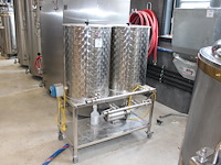 K001 complete mini brouwerijopstelling bestaande uit brouwhuis, 8 gistingstanks (deels gevuld), bottellijn,... combinatiekavel - afbeelding 9 van  14