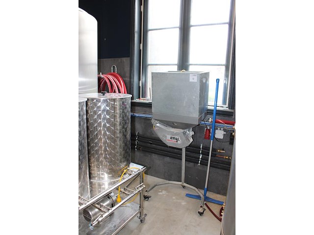 K001 complete mini brouwerijopstelling bestaande uit brouwhuis, 8 gistingstanks (deels gevuld), bottellijn,... combinatiekavel - afbeelding 10 van  14
