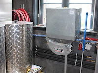 K001 complete mini brouwerijopstelling bestaande uit brouwhuis, 8 gistingstanks (deels gevuld), bottellijn,... combinatiekavel - afbeelding 10 van  14