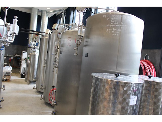 K001 complete mini brouwerijopstelling bestaande uit brouwhuis, 8 gistingstanks (deels gevuld), bottellijn,... combinatiekavel - afbeelding 11 van  14