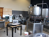 K001 complete mini brouwerijopstelling bestaande uit brouwhuis, 8 gistingstanks (deels gevuld), bottellijn,... combinatiekavel - afbeelding 12 van  14