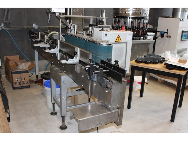 K001 complete mini brouwerijopstelling bestaande uit brouwhuis, 8 gistingstanks (deels gevuld), bottellijn,... combinatiekavel - afbeelding 14 van  14