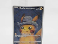 Kaart, pokémon, pikachu with grey felt hat svp 085 promo, 2023