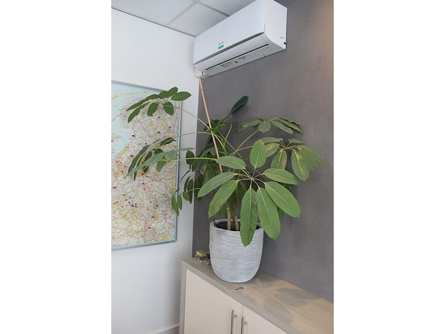 Kaart van nederalnd met diverse pins. afmeting 130,5 x 101 cm - afbeelding 2 van  3