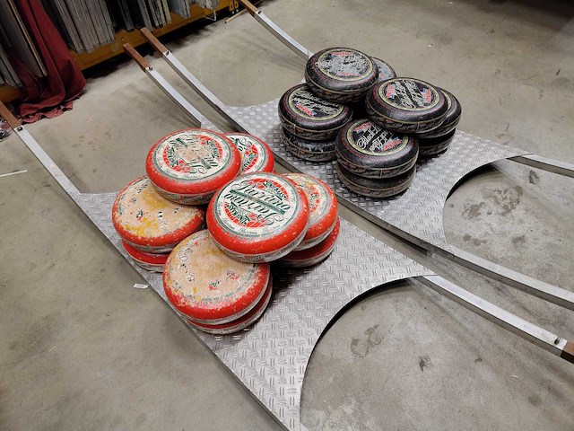 Kaasdrager + 10 kazen (2x) - afbeelding 1 van  3