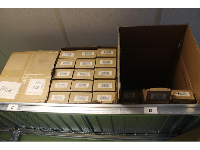 Kabelhangers op schap. 70 stuks. - afbeelding 1 van  2