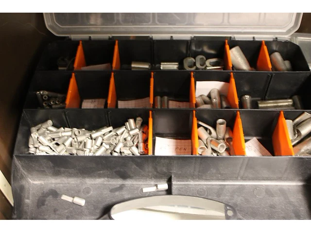 Kabelschoenen in diverse uitvoeringen in en om zeven organizers op schap. - afbeelding 2 van  5