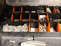 Kabelschoenen in diverse uitvoeringen in en om zeven organizers op schap. - afbeelding 2 van  5