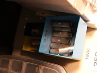 Kabelschoenen in diverse uitvoeringen in en om zeven organizers op schap. - afbeelding 3 van  5