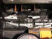 Kabelschoenen in diverse uitvoeringen in en om zeven organizers op schap. - afbeelding 4 van  5
