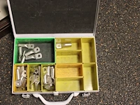 Kabelschoenen in diverse uitvoeringen in en om zeven organizers op schap. - afbeelding 5 van  5