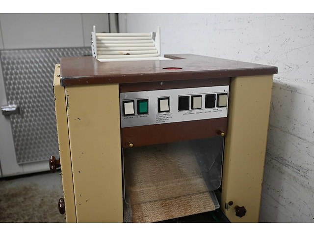 Kalmeijer kgm koekjesmachine met 3 vormwalsen - afbeelding 11 van  12