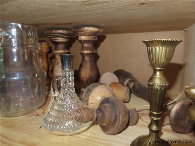 Kandelaars, kruiken, vintage kleurpotloden enz…. - afbeelding 3 van  4