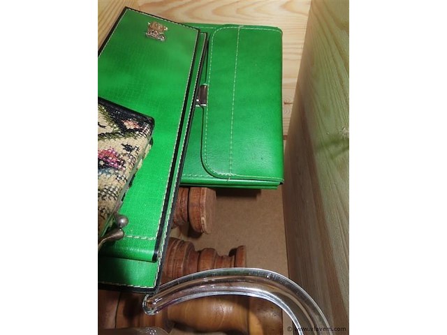 Kandelaars, kruiken, vintage kleurpotloden enz…. - afbeelding 4 van  4