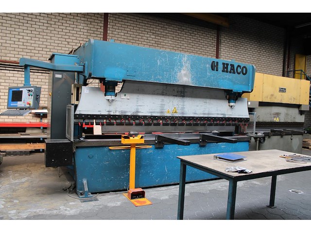Kantbank haco pee s 40 200 met bedieningsstation easybend-2d. bouwjaar 1992. capaciteit 200 ton. werklengte... - afbeelding 1 van  7