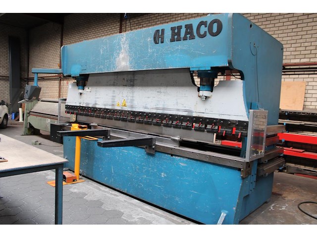 Kantbank haco pee s 40 200 met bedieningsstation easybend-2d. bouwjaar 1992. capaciteit 200 ton. werklengte... - afbeelding 2 van  7