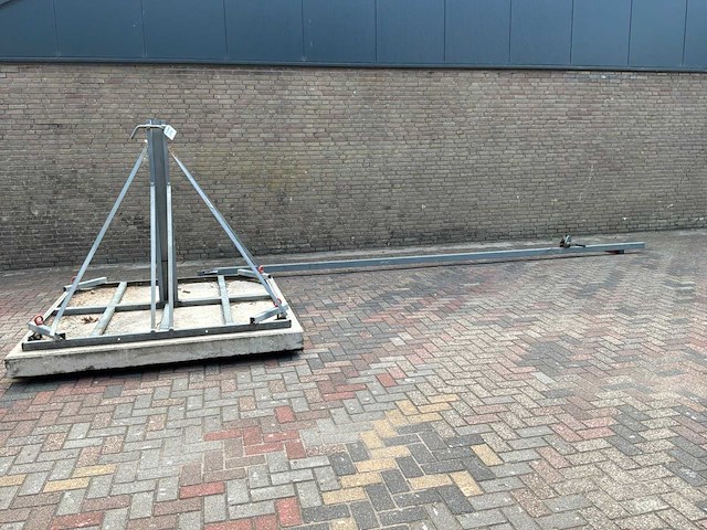 Kantelbare lichtmast op stelconplaat - afbeelding 1 van  5