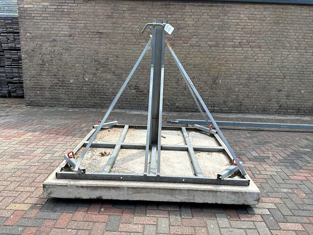 Kantelbare lichtmast op stelconplaat - afbeelding 2 van  5