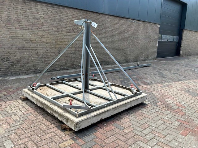 Kantelbare lichtmast op stelconplaat - afbeelding 3 van  5