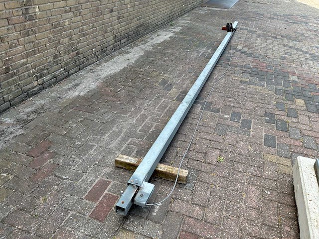 Kantelbare lichtmast op stelconplaat - afbeelding 5 van  5