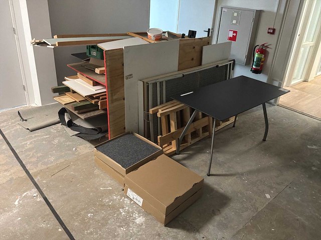 Kantine tafel en overig inventaris - afbeelding 1 van  7