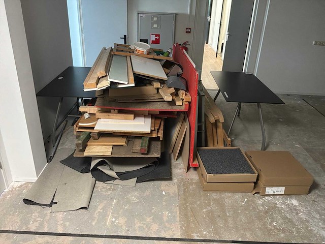 Kantine tafel en overig inventaris - afbeelding 3 van  7