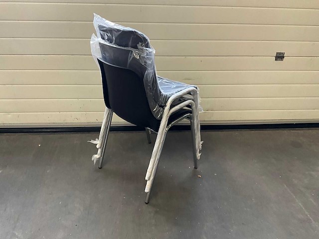 Kantinestoel zwart met chrome onderstel (200x) - afbeelding 5 van  5