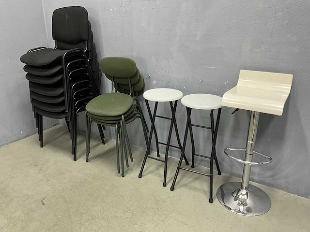Kantinestoelen en krukken - afbeelding 1 van  7
