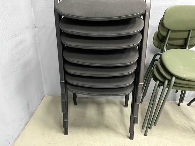 Kantinestoelen en krukken - afbeelding 3 van  7