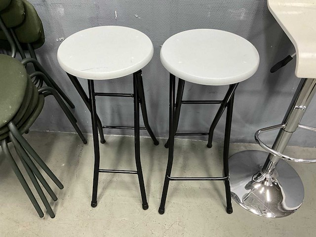 Kantinestoelen en krukken - afbeelding 5 van  7