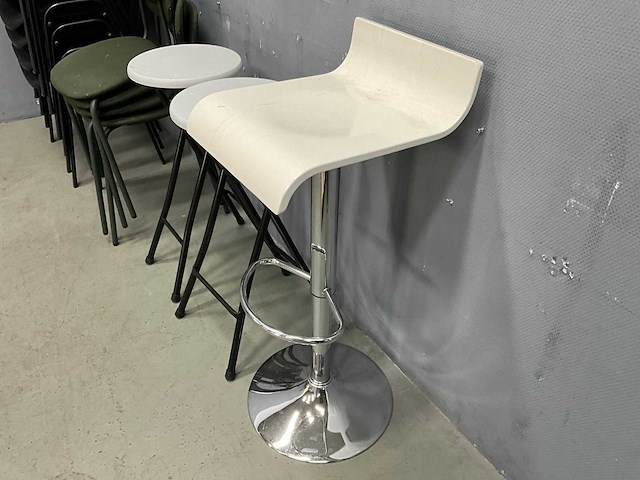 Kantinestoelen en krukken - afbeelding 6 van  7