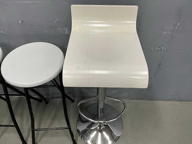 Kantinestoelen en krukken - afbeelding 7 van  7