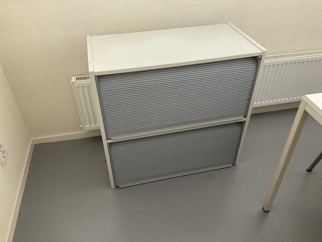 Kantinetafel met 4 stoelen en dossierkastje - afbeelding 3 van  4