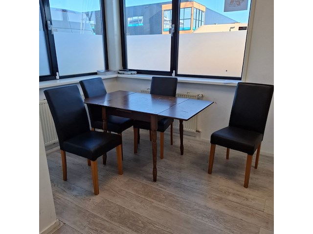 Kantinetafel met divers keukenbenodigdheden - afbeelding 1 van  9