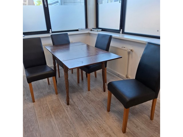 Kantinetafel met divers keukenbenodigdheden - afbeelding 2 van  9