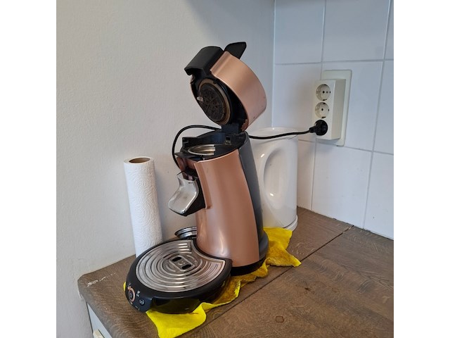 Kantinetafel met divers keukenbenodigdheden - afbeelding 3 van  9