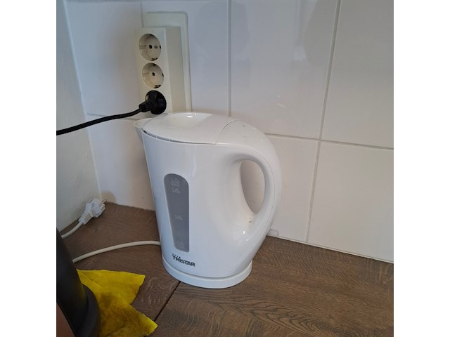 Kantinetafel met divers keukenbenodigdheden - afbeelding 4 van  9